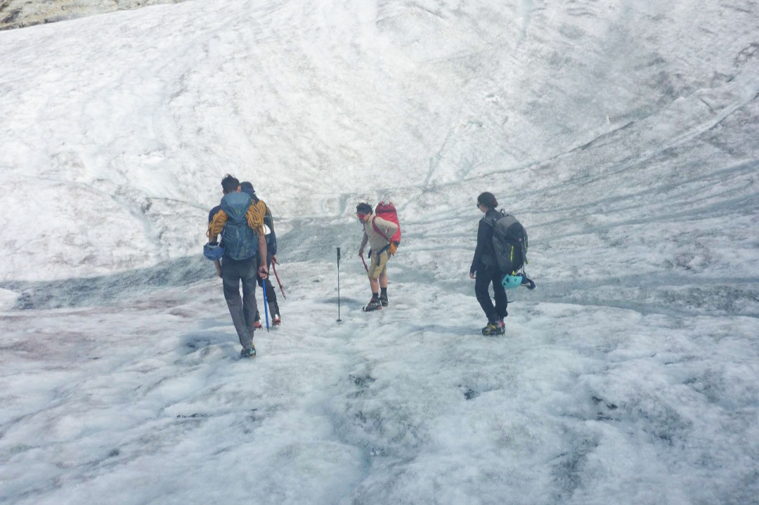 Pupils on the ice during a mountaineering trip in Switzerland